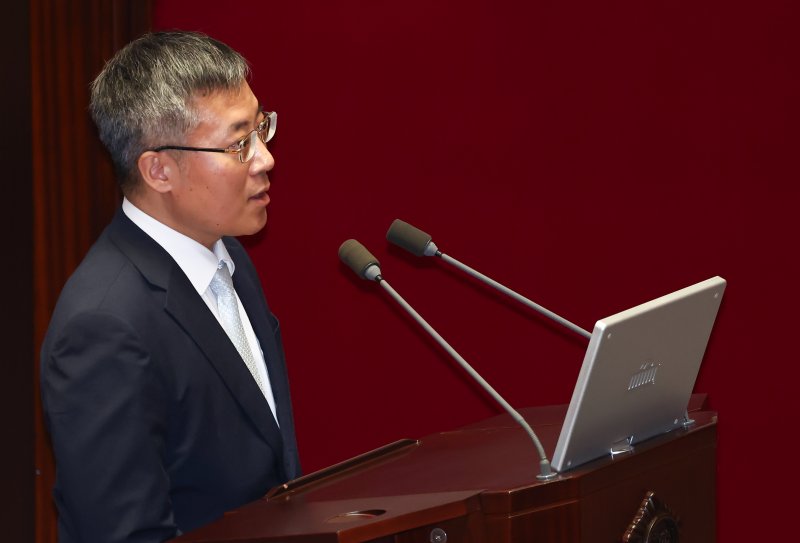 김석우 법무부 장관 직무대행이 3일 오후 서울 여의도 국회에서 열린 본회의 긴급현안질문에서 한정애 더불어민주당 의원의 심우정 검찰총장 자녀 외교부 특혜비리 의혹 관련 질의에 답변하고 있다. 2025.4.3/뉴스1 ⓒ News1 김민지 기자