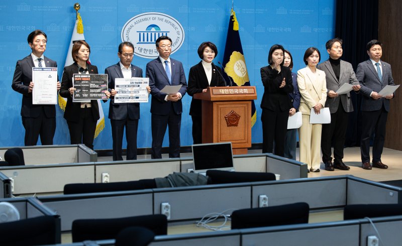 더불어민주당 심우정 검찰총장 자녀 특혜비리 진상조사단 의원들이 3일 오전 서울 여의도 국회 소통관에서 기자회견을 열고 심 총장 자녀들에 대한 의혹에 대해 철저히 조사하겠다고 밝히고 있다 2025.4.3/뉴스1 ⓒ News1 이재명 기자