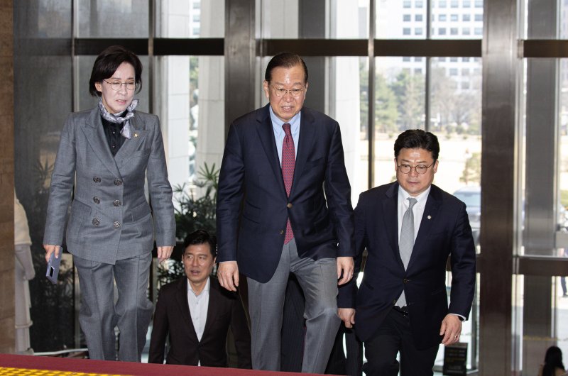 권영세 국민의힘 비상대책위원장이 3일 오후 서울 여의도 국회 본회의장에서 열린 제423회 국회(임시회) 제4차 본회의에 참석하고 있다. 2025.4.3/뉴스1 ⓒ News1 이재명 기자