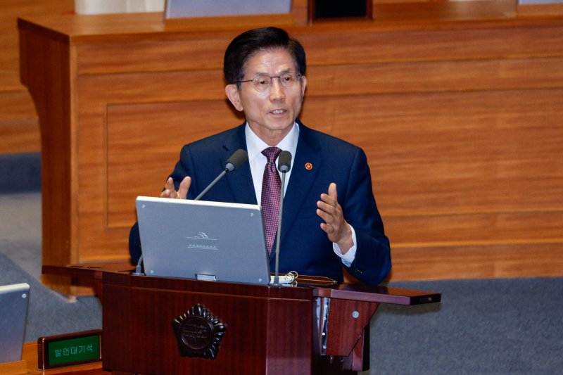 김문수 고용노동부 장관이 3일 오후 서울 여의도 국회에서 열린 제423회 국회(임시회) 제4차 본회의에서 한정애 더불어민주당 의원의 경북·경남·울산지역 산불 사태 수습과 피해대책 마련 및 헌법질서 수호를 위한 긴급현안질문에 답하고 있다. 2025.4.3/뉴스1 ⓒ News1 안은나 기자