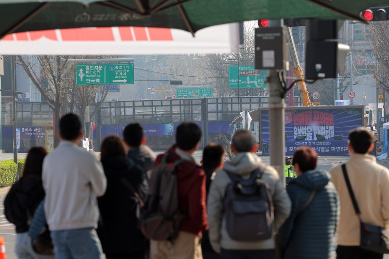 윤석열 대통령 탄핵심판 선고를 하루 앞둔 3일 서울 종로구 안국역 일대를 지나는 시민들이 경찰 버스 등으로 통제된 길을 바라보고 있다. 2025.4.3/뉴스1 ⓒ News1 박정호 기자