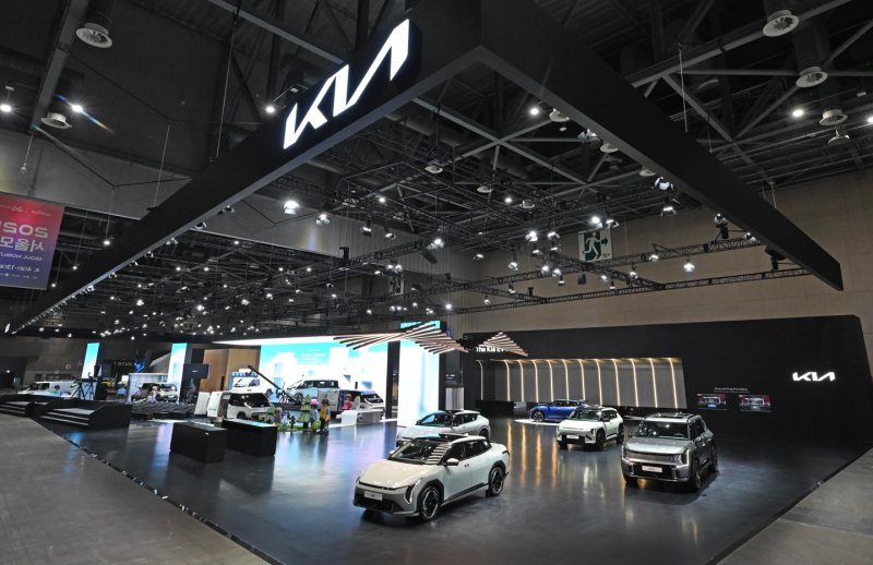 기아는 3일 '2025 서울모빌리티쇼'에서 열린 언론공개 행사에서 모빌리티 패러다임 전환을 가져올 '더 기아 PV5'를 국내 최초로 공개하고, 브랜드 첫 정통 픽업 '더 기아 타스만'의 위켄더 콘셉트 모델과 함께 기아 전용 전기차 라인업을 선보였다. 사진은 '2025 서울모빌리티쇼' 기아관 전경. (기아 제공. 재판매 및 DB 금지) 2025.4.3/뉴스1