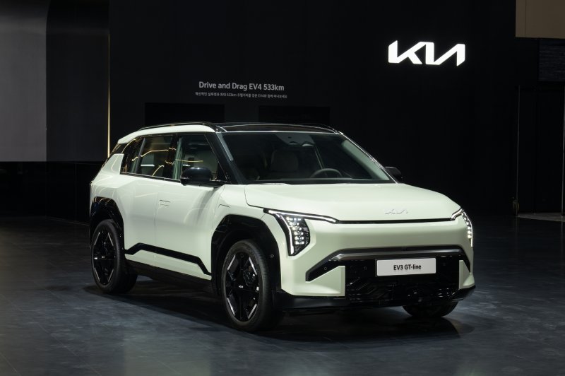 기아는 3일 '2025 서울모빌리티쇼'에서 열린 언론공개 행사에서 모빌리티 패러다임 전환을 가져올 '더 기아 PV5'를 국내 최초로 공개하고, 브랜드 첫 정통 픽업 '더 기아 타스만'의 위켄더 콘셉트 모델과 함께 기아 전용 전기차 라인업을 선보였다. 사진은 '2025 서울모빌리티쇼' 기아관 'EV 라인업 존'에 전시된 EV3 GT-line. (기아 제공. 재판매 및 DB 금지) 2025.4.3/뉴스1