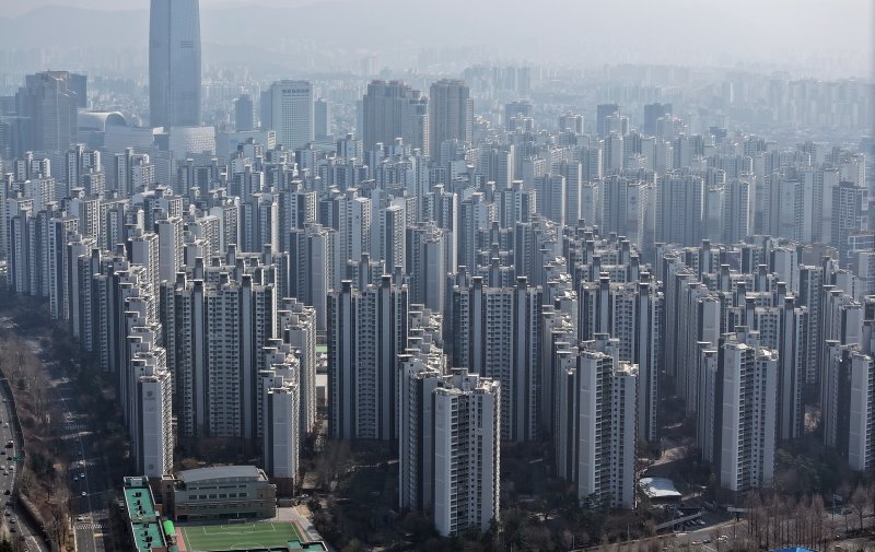 국토교통부와 서울시는 오는 24일부터 9월 30일까지 6개월 동안 강남구, 서초구, 송파구, 용산구 아파트 2천200개 단지, 40만가구를 토지거래허가구역으로 확대 지정한다고 밝혔다. 사진은 23일 서울 송파구 아파트 단지. 2025.3.20/뉴스1 ⓒ News1 김진환 기자