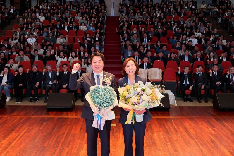 오세현 아산시장이 직원 월례모임을 마친 뒤 기념촬영하고 있다. (아산시청 제공. 재판매 및 DB금지)/뉴스1