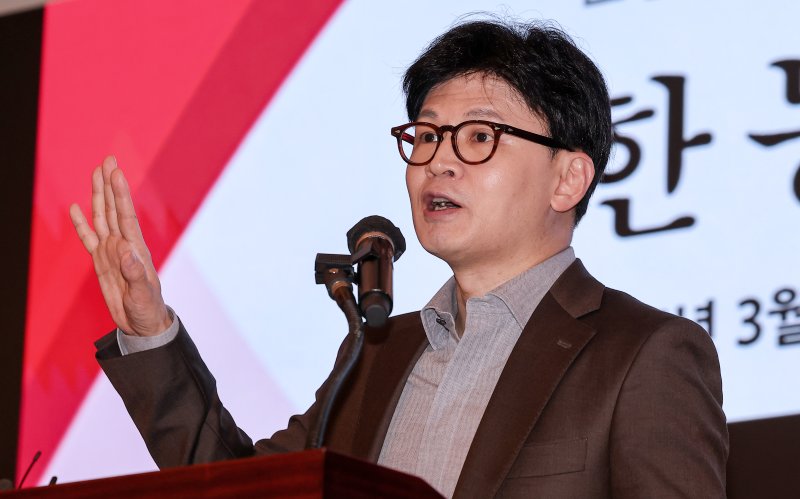 한동훈 국민의힘 전 대표가 24일 서울 중구 웨스틴조선호텔에서 열린 산학연 포럼에서 'AX 시대를 위한 정치' 주제로 강연을 하고 있다. 2025.3.24/뉴스1 ⓒ News1 김성진 기자