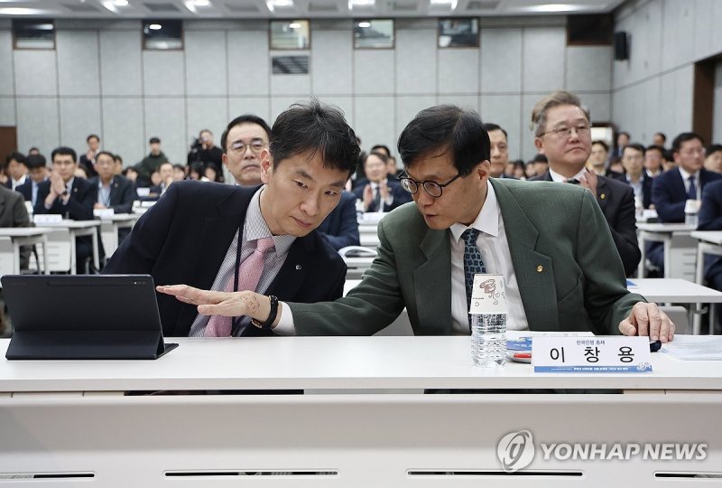 대화 나누는 이창용 한국은행 총재-이복현 금융감독원장 (출처=연합뉴스)