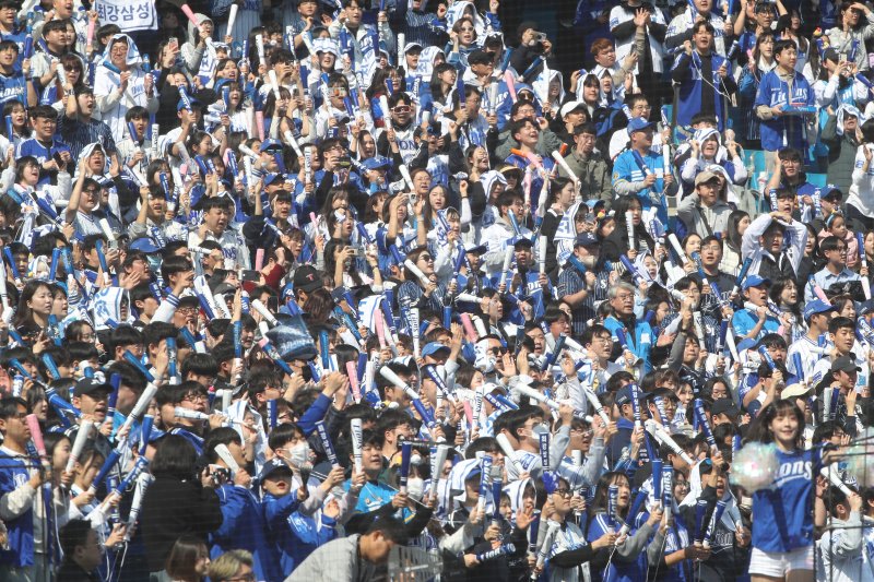 지난달 대구삼성라이온즈파크에서 열린 프로야구 삼성 라이온즈의 시범경기를 찾은 야구팬들이 열띤 응원전을 펼치고 있다. 2025.3.9/뉴스1 ⓒ News1 공정식 기자