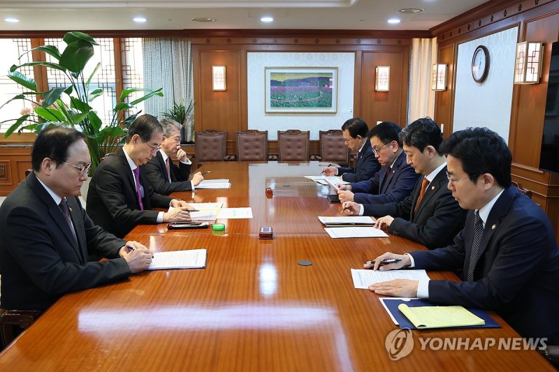 상호관세 대응 긴급 경제안보전략TF회의 주재하는 한덕수 권한대행 (출처=연합뉴스)