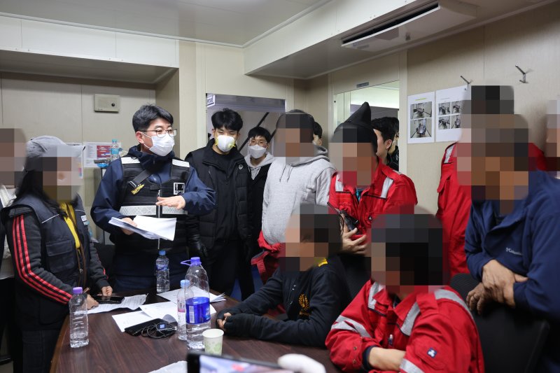 지난 2일 강원 강릉 옥계항에 입항해 정박 중인 선박에서 2톤 가량의 코카인 마약류가 발견된 가운데, 동해지방해양경찰청과 서울본부세관이 합동수사본부를 꾸리고 본격적인 수사에 나서기로 했다.(동해지방해양경찰청 제공, 재판매 및 DB 금지) 2025.4.3/뉴스1