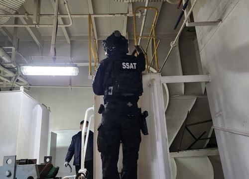 선박 수색하는 동해해경청과 서울본부세관 (출처=연합뉴스)