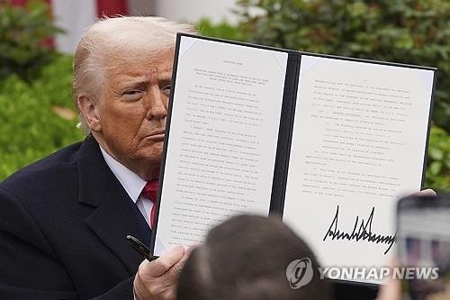 '상호관세 부과' 행정명령 서명본 보여주는 트럼프 대통령 (출처=연합뉴스)