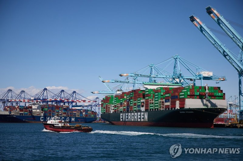 로스앤젤레스항에서 컨테이너를 하역 중인 화물선 (출처=연합뉴스)