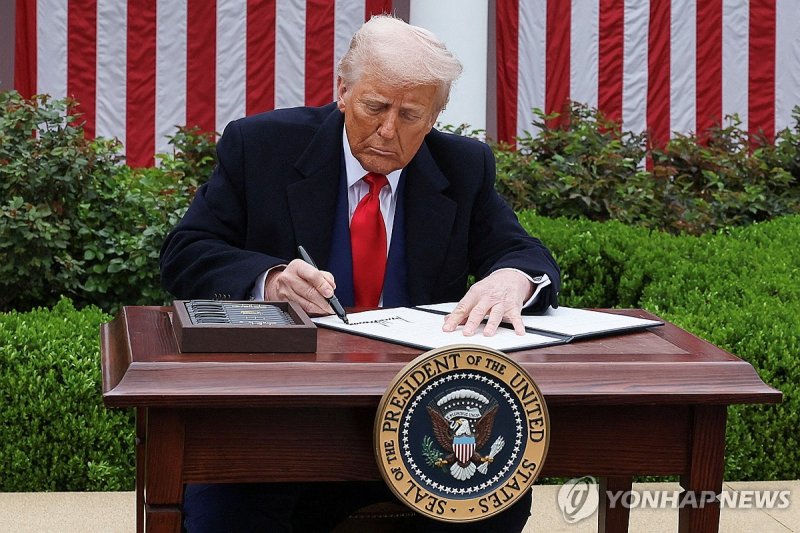 행정명령 서명하는 트럼프 미국 대통령 (출처=연합뉴스)
