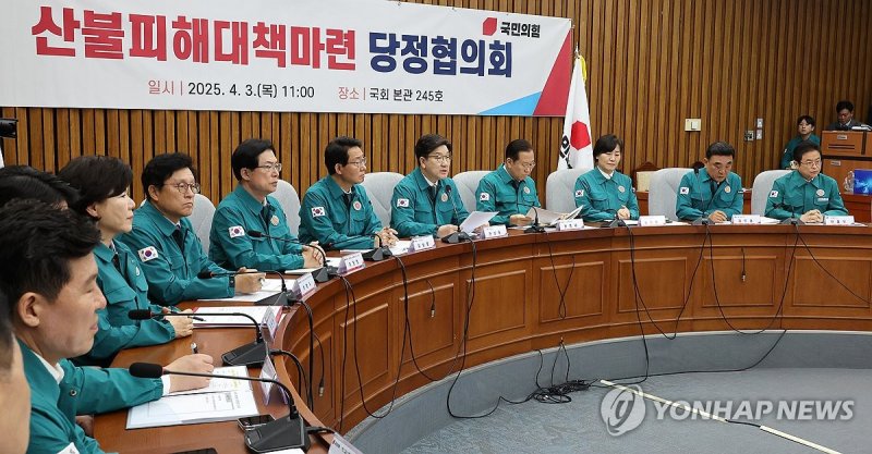 산불피해대책마련 당정협의회에서 발언하는 권성동 원내대표 (출처=연합뉴스)