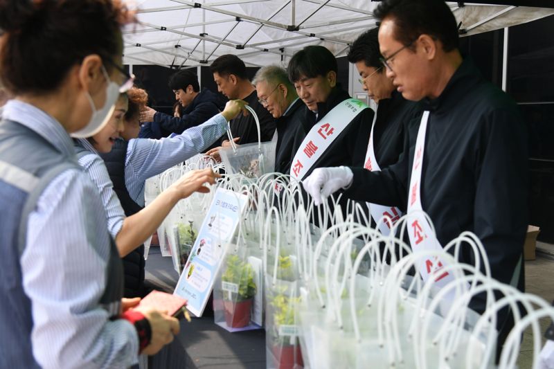 "열차에 나무실어 보내요"...산림조합중앙회-㈜SR, '묘목나눔' 이벤트