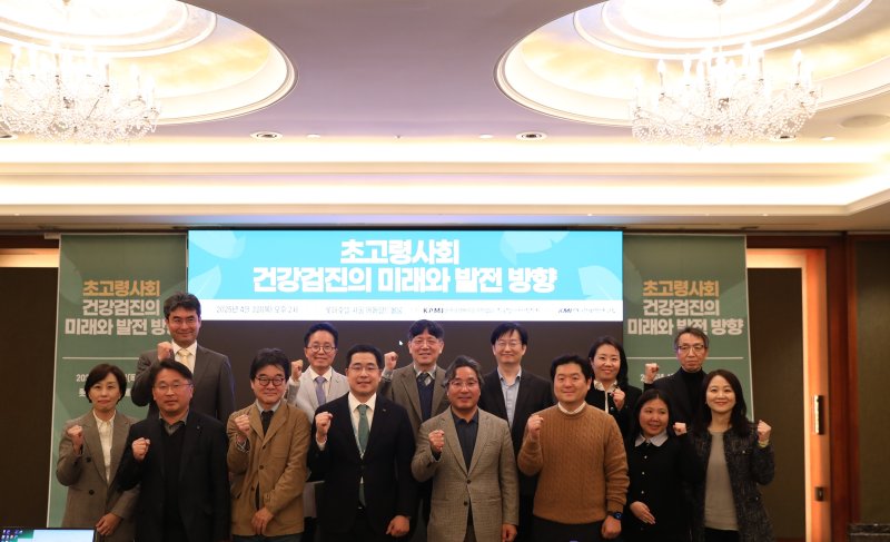 [서울=뉴시스]우리나라가 초고령사회로 진입하며 고령층을 위한 맞춤형 건강검진의 필요성이 커지고 있는 가운데, 성인 10명 중 8명은 현재 74세까지인 국가건강검진의 연령을 연장하는데 동의한다는 조사 결과가 나왔다. (사진= 한국의학바이오기자협회 제공) 2025.04.03. photo@newsis.com.