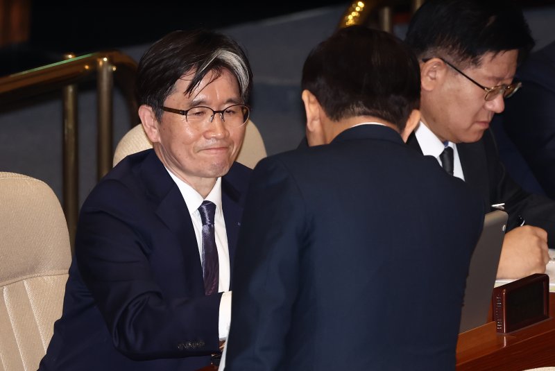 오동운 공수처장이 3일 오후 서울 여의도 국회에서 열린 본회의에서 김문수 고용노동부 장관과 인사하고 있다. 2025.4.3/뉴스1 ⓒ News1 김민지 기자