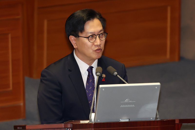 [서울=뉴시스] 조성우 기자 = 김범석 기획재정부 1차관이 23일 오후 서울 여의도 국회에서 열린 제421회국회(임시회) 제2차 본회의 서울서부지방법원불법적폭동사태관련긴급현안질문에서 송석준 국민의힘 의원 질의에 답변하고 있다. 2025.01.23. xconfind@newsis.com