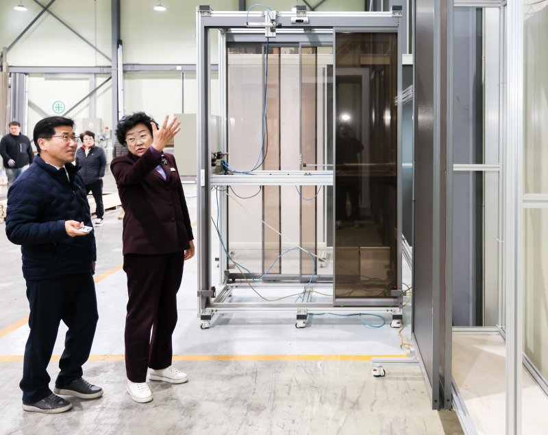 김경희 시장(오른쪽)이 한 중소기업에서 생산시설을 살펴보고 있는 모습.(이천시 제공)