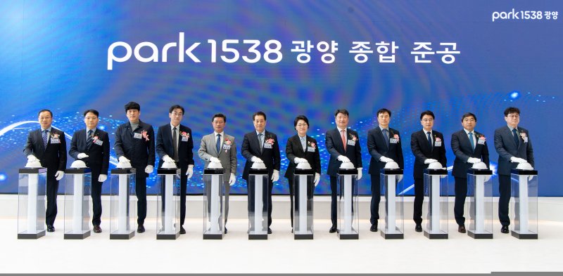 3일 열린 Park1538광양 준공식에 참석한 정희민 포스코이앤씨 사장, 이경근 여수고용노동지청장, 최대원 광양시의장, 김성호 포스코노동조합 위원장, 정인화 광양시장, 장인화 포스코그룹 회장, 권향엽 국회의원, 박창환 전남 경제부지사, 이희근 포스코 사장, 김태균 전남도의장, 박진만 산업단지공단 본부장, 김철근 포스코노경협의회 대표(왼쪽부터)가 기념촬영을 하고 있다. 포스코 제공
