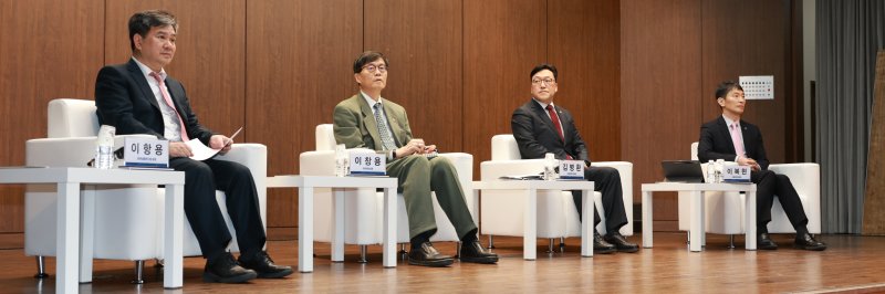 3일 오후 서울 중구 은행회관에서 개최된 「한국은행-금융연구원 공동 정책 컨퍼런스」왼쪽부터 이항용 한국금융연구원 원장, 이창용 한국은행 총재, 김병환 금융위원장, 이복현 금융감독원장(사진제공=한국은행) *재판매 및 DB 금지