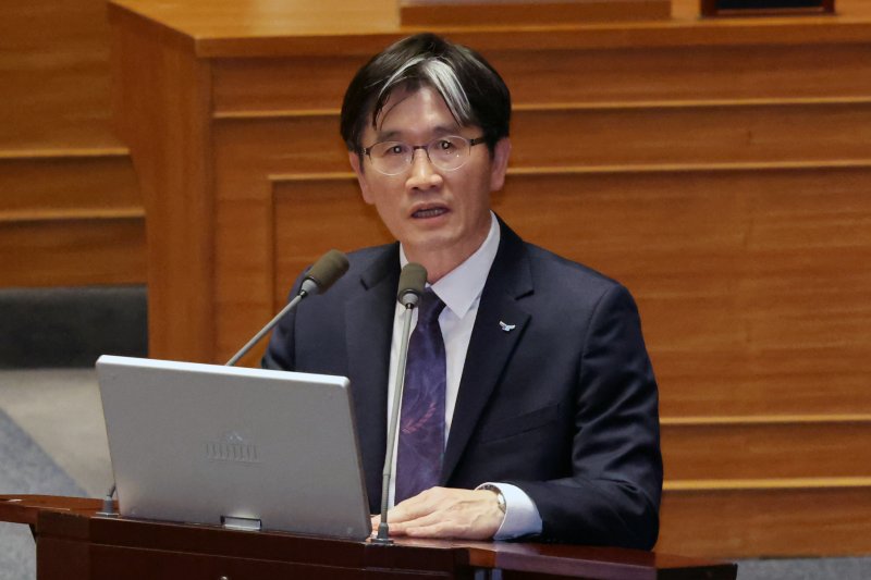 [서울=뉴시스] 조성우 기자 = 오동운 고위공직자범죄수사처(공수처)장이 3일 오후 서울 여의도 국회에서 열린 제423회 국회(임시회) 제4차 본회의 경북·경남·울산지역산불사태수습과피해대책마련및헌법질서수호를위한긴급현안질문에서 이언주 더불어민주당 의원 질의에 답변하고 있다. 2025.04.03. xconfind@newsis.com