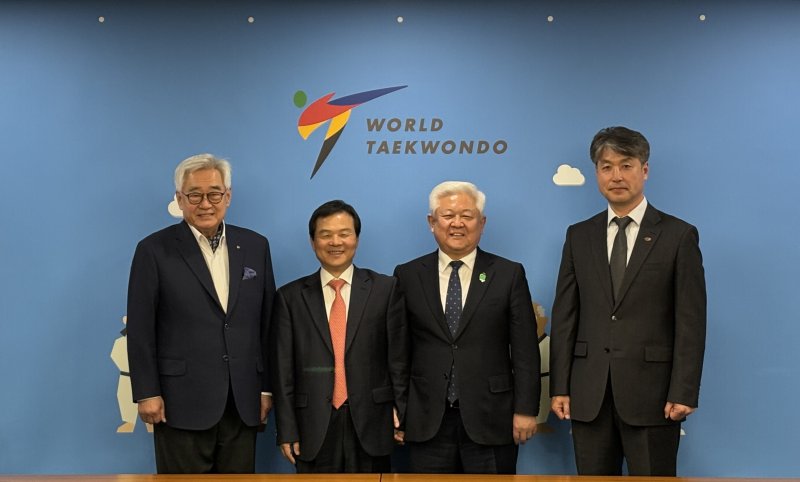 태권도원-세계태권도연맹, 국제대회 개최 협약 체결 기념 촬영. (태권도진흥재단 제공)