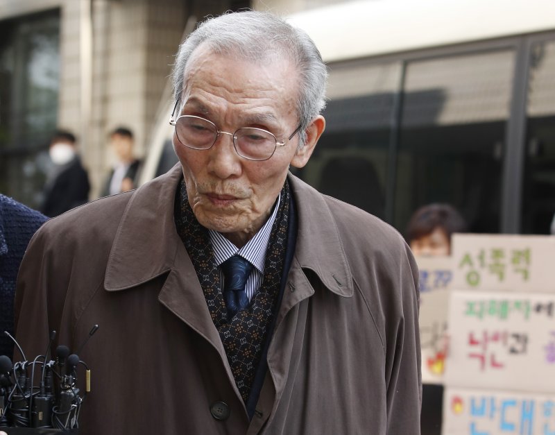 강제추행 혐의로 기소된 배우 오영수(79·본명 오세강)가 15일 오후 경기 수원지방법원 성남지원에서 열린 선고 공판을 위해 출석하고 있다.2024.3.15/뉴스1 ⓒ News1 권현진 기자