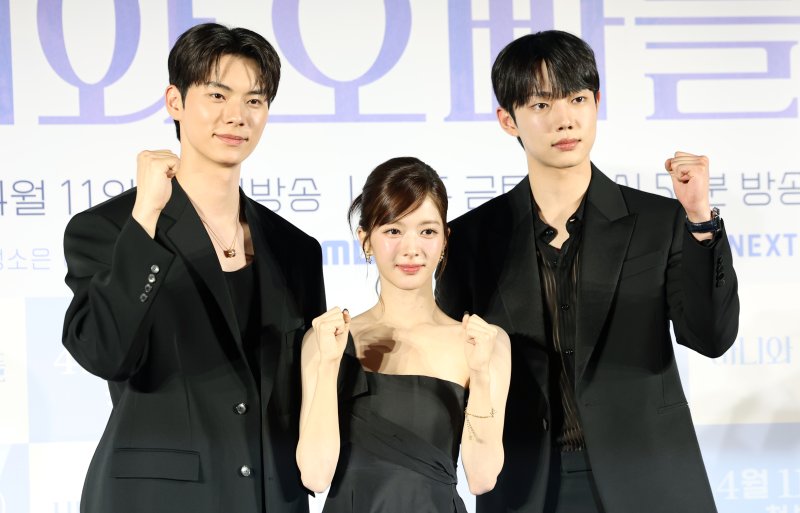 배우 이채민(왼쪽부터)과 노정의, 조준영이 3일 오후 서울 용산구 CGV 용산점에서 열린 MBC 새 금토드라마 '바니와 오빠들' 제작발표회에 참석해 포즈를 취하고 있다. 뉴스1
