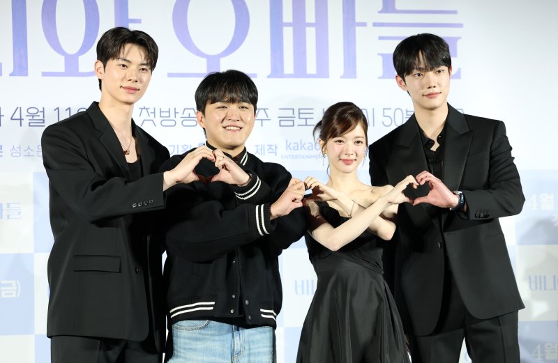 (배우 이채민(왼쪽부터)과 김지훈 PD, 노정의, 조준영이 3일 오후 서울 용산구 CGV 용산점에서 열린 MBC 새 금토드라마 '바니와 오빠들' 제작발표회에 참석해 포즈를 취하고 있다. 뉴스1