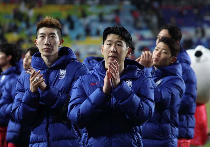 [수원=뉴시스] 김명년 기자 = 25일 경기 수원시 수원월드컵경기장에서 열린 2026 국제축구연맹(FIFA) 북중미 월드컵 아시아 지역 3차 예선 B조 8차전 대한민국과 요르단의 경기, 1-1 무승부로 경기를 마친 대한민국 손흥민이 팬들에게 인사하고 있다. 2025.03.25. kmn@newsis.com