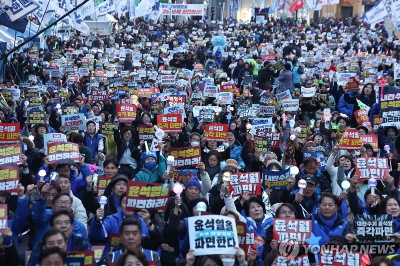 하루 앞둔 탄핵 선고, 안국역 인근서 열린 탄핵 촉구 집회 (출처=연합뉴스)