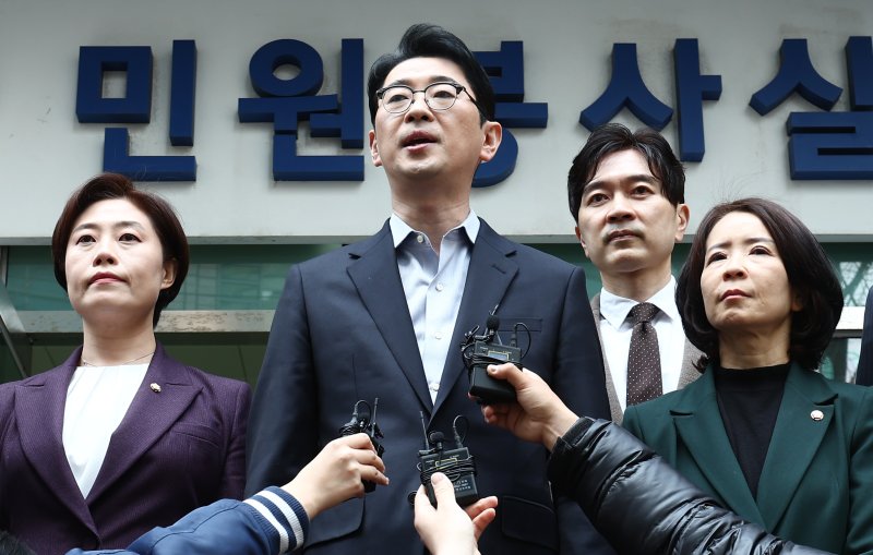 주진우 국민의힘 법률자문위원장이 지난 30일 오후 서울 종로구 서울경찰청 민원실 앞에서 더불어민주당 이재명 대표와 초선 의원, 방송인 김어준 씨 등 71명에 대한 내란음모 혐의 관련 고발장을 접수한 뒤 브리핑을 하고 있다. 2025.3.31/뉴스1 ⓒ News1 김민지 기자