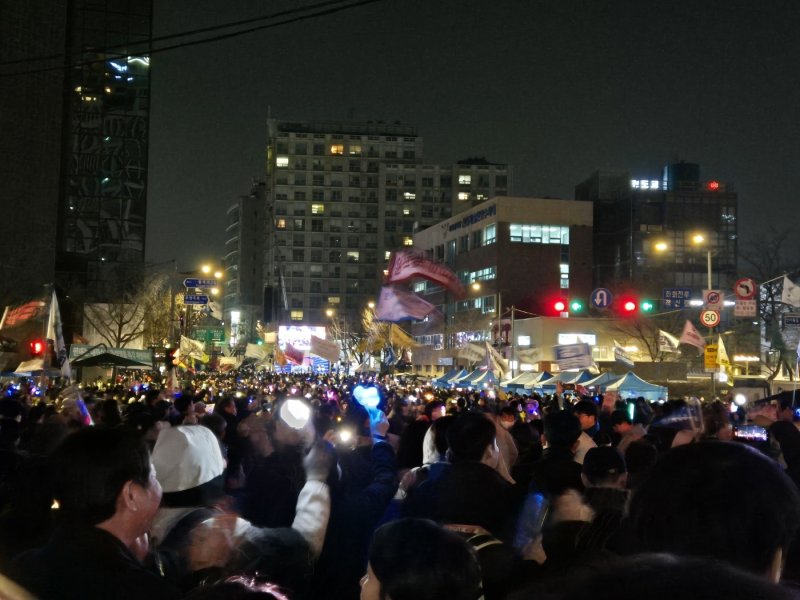윤석열 대통령 탄핵 심판 선고를 하루 앞둔 3일 헌법재판소 인근에서 비상행동의 집회가 이어지고 있다. 2025.4.3/뉴스1 ⓒ News1 남해인 기자
