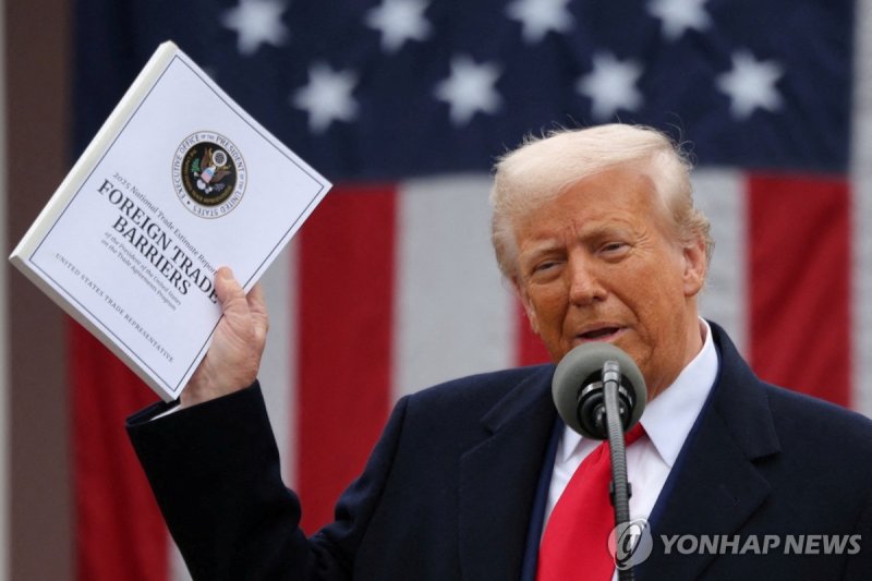 국가별 무역장벽 보고서 손에 든 트럼프 (출처=연합뉴스)