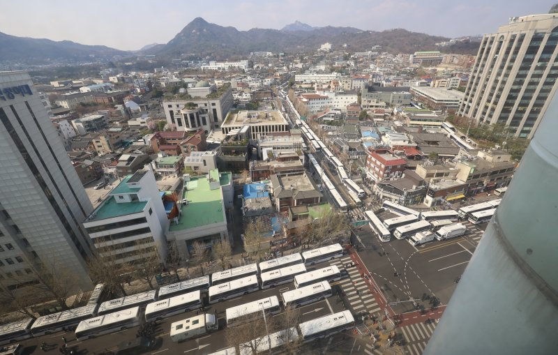 [서울=뉴시스] 김명년 기자 = 윤석열 대통령 탄핵 심판 선고를 하루 앞둔 3일 오후 서울 종로구 헌법재판소 인근에 경찰 차벽이 설치돼 있다. 2025.04.03. kmn@newsis.com