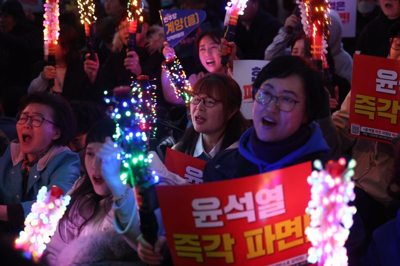 [서울=뉴시스] 김명년 기자 = 윤석열 대통령의 탄핵심판 선고를 하루 앞둔 3일 오후 서울 종로구 안국역 인근에서 윤석열 퇴진 비상행동 등 시민사회단체원들과 시민들이 윤석열 대통령 퇴진 촉구 집회를 하고 있다. 2025.04.03. kmn@newsis.com
