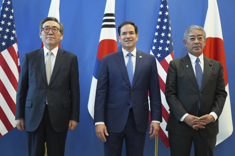 조태열 외교부 장관과 마코 루비오 미 국무장관, 이와야 다케시 일본 외무상이 3일(현지 시간) 벨기에 브뤼셀에서 만나 3국 외교장관회담을 개최하기 전 기념촬영을 하고 있다. 사진=뉴시스