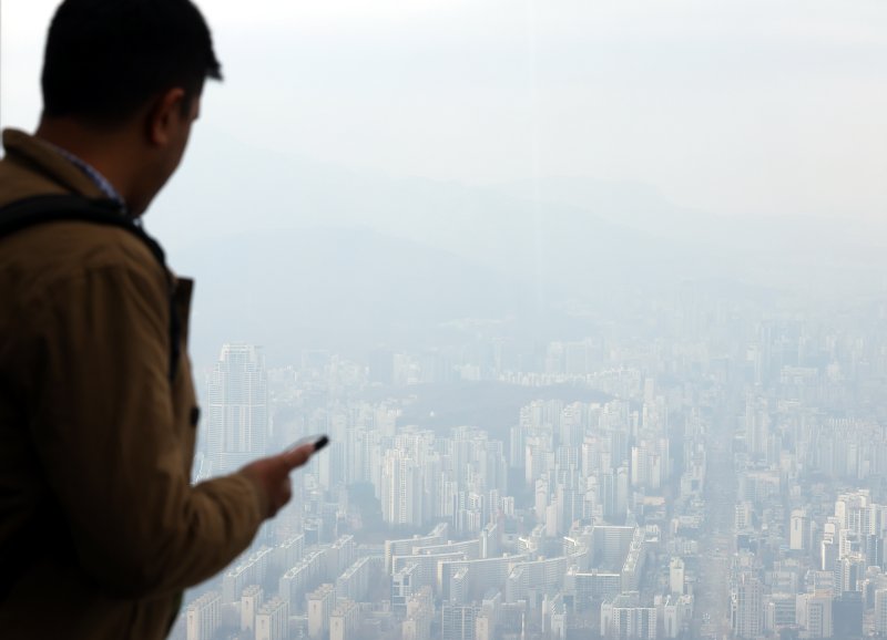 [서울=뉴시스] 박주성 기자 = 서울 송파구 롯데월드타워 전망대 서울스카이에서 바라본 대치 아파트 모습. 2025.03.12. park7691@newsis.com