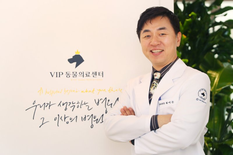 [서울=뉴시스] 김혜진 기자 = 최이돈 한국동물병원협회 회장이 지난 2일 서울 강남구 VIP동물의료센터 청담점에서 뉴시스와 인터뷰에 앞서 포즈를 취하고 있다. 2025.04.04. jini@newsis.com