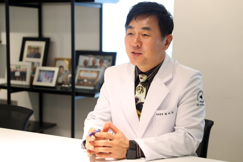 [서울=뉴시스] 김혜진 기자 = 최이돈 한국동물병원협회 회장이 지난 2일 서울 강남구 VIP동물의료센터 청담점에서 뉴시스와 인터뷰를 하고 있다. 2025.04.04. jini@newsis.com