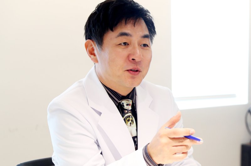 [서울=뉴시스] 김혜진 기자 = 최이돈 한국동물병원협회 회장이 지난 2일 서울 강남구 VIP동물의료센터 청담점에서 뉴시스와 인터뷰를 하고 있다. 2025.04.04. jini@newsis.com