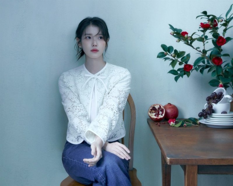 아이유 ‘탄핵 집회 선결제’ "헌법 지켜낸 혜안” 여연갤 성명문… '팬덤 사칭 성명문' 주장도
