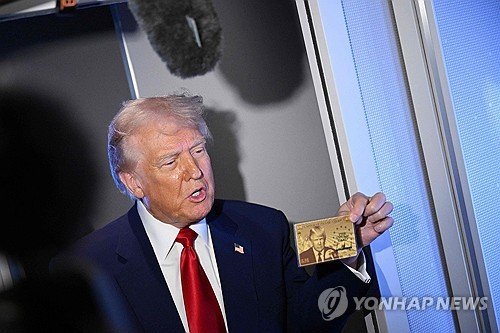 기내에서 문답하는 트럼프 (출처=연합뉴스)