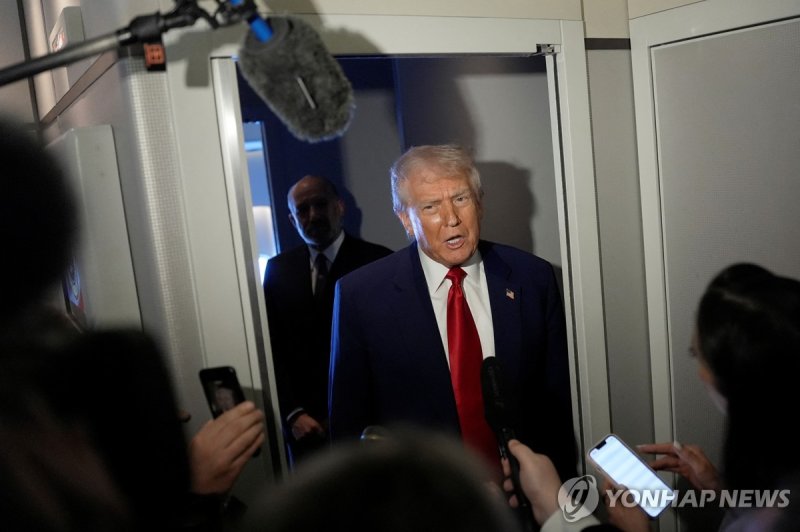 마이애미로 향하는 기내에서 기자들과 인터뷰하는 트럼프 미국 대통령 (출처=연합뉴스)