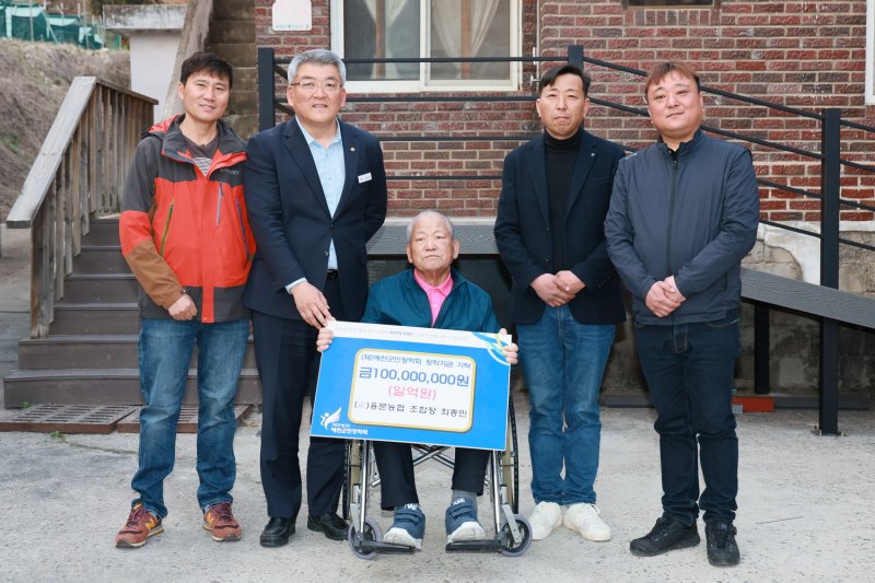 [예천=뉴시스] 최종민 전 예천군 용문농협조합장이 장학기금 1억원을 기탁한 후 김학동 예천군수 등과 기념사진을 찍고 있다. 2025.04.04. (사진=예천군 제공) photo@newsis.com *재판매 및 DB 금지
