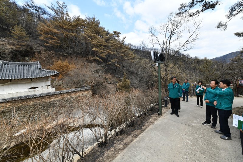 [서울=뉴시스] 최응천 국가유산청장이 3일 오후 경북 안동 만휴정에서 관계자들과 산불 대비 방염포 설치 가이드라인 마련을 위한 논의를 하고 있다. (사진=국가유산청 제공) 2025.04.03. photo@newsis.com *재판매 및 DB 금지
