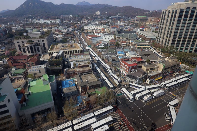 윤석열 대통령 탄핵심판 선고를 하루 앞둔 3일 서울 종로구 재동 헌법재판소 주위로 경찰버스가 겹겹이 세워져 있다. 2025.4.3/뉴스1 ⓒ News1 박정호 기자