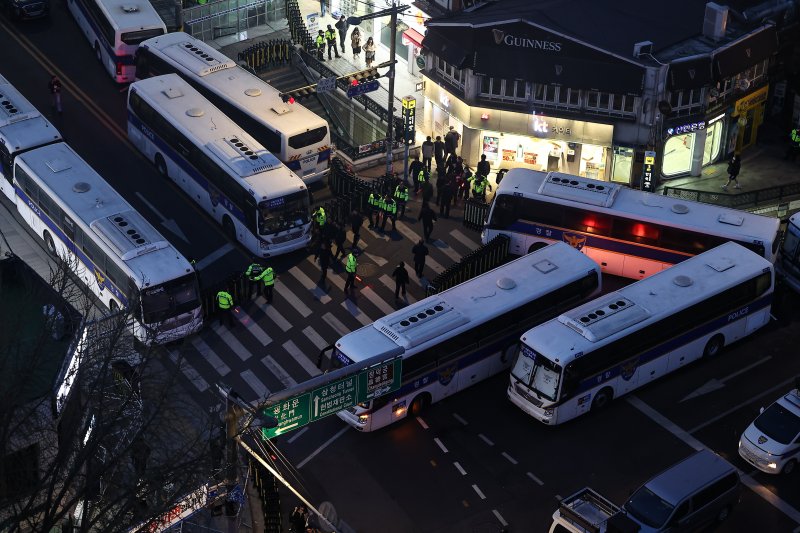 윤석열 대통령 탄핵 심판 선고를 하루 앞둔 3일 서울 종로구 헌법재판소 인근이 경찰 차벽으로 둘러져 있다. 2025.4.3/뉴스1 ⓒ News1 김도우 기자
